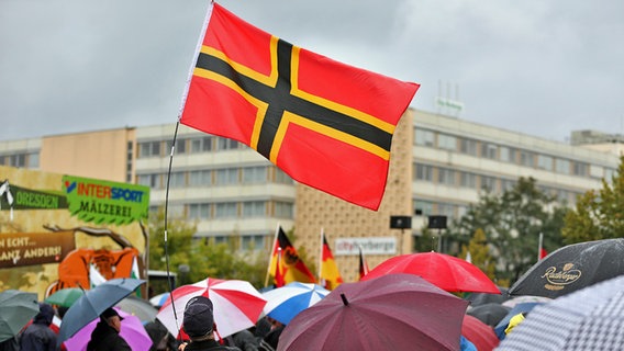 Wirmerflagge auf Pegida-Demo in Dresden © picture-alliance Foto: Jan Woitas