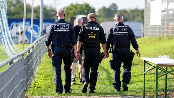 Polizisten in einem kleineren Stadion in Baden-Württemberg (Archiv) © picture alliance/foto2press Foto: Oliver Zimmermann