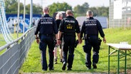 Polizisten in einem kleineren Stadion in Baden-Württemberg (Archiv) © picture alliance/foto2press Foto: Oliver Zimmermann