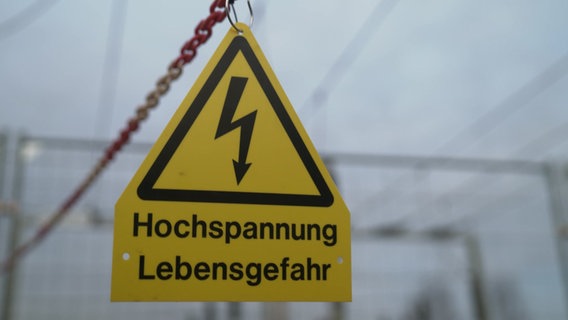 Achtung Hochspannung Lebensgefahr Schild © NDR 