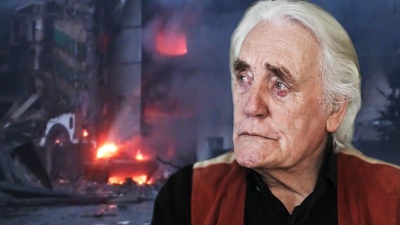 Thumbnail: Ein älterer Mann im rechten Bildbereich schaut auf ein brennendes Haus. © NDR Foto: Screenshot