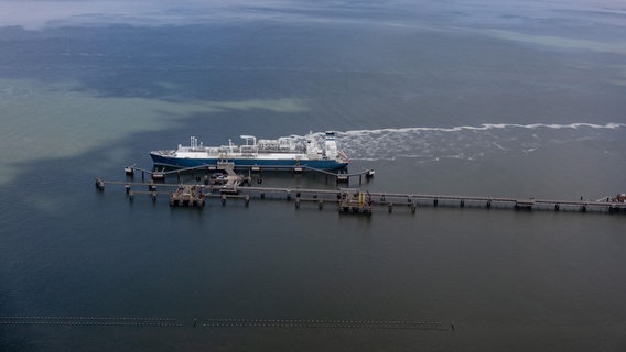 Das Spezialschiff Höegh Esperanza liegt fest am LNG-Terminal in Wilhelmshaven. © picture alliance / Hans Lucas | POOL UNION EUROPEENNE / AGENCE HANS LUCAS Foto: Hans Lucas