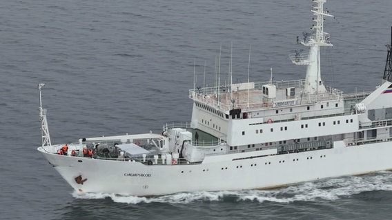 Ein Schiff fährt durch die Ostsee. © NDR 