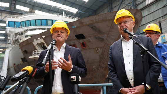 Olaf Scholz und Stephan Weil vor einem Schiffsrohbau auf der Meyer Werft Papenburg. © picture alliance/dpa Foto: Markus Hibbeler