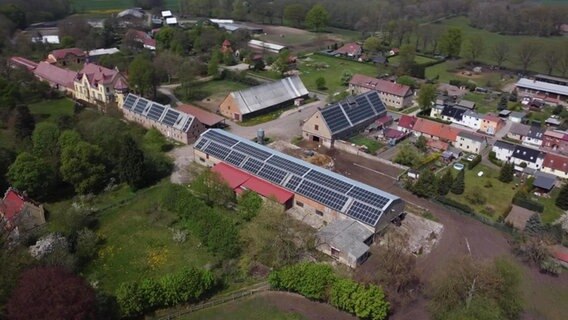 Häuser mit Solaranlagen auf dem Dach © NDR Foto: Screenshot