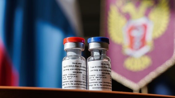 Zwei Glasbehälter mit einem Impfstoff. © TASS / picture alliance Foto: Dmitry Kurakin