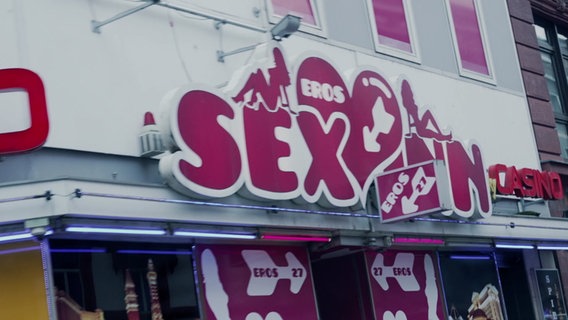 Ein Schild wirbt mit sexuellen Dienstleistungen © NDR 