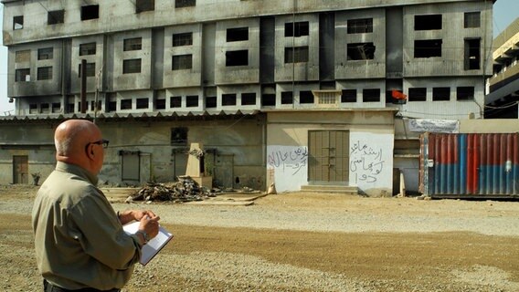 Christoph Lütgert vor der Textilfabrik in Karachi.  