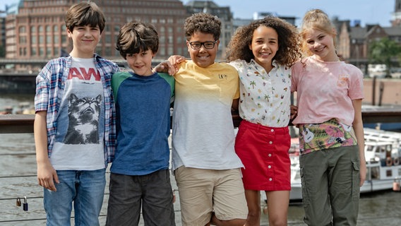 Gruppenbild der neuen Pfefferkörner: Tibet als Jules, Noah als Piet, Mathieu als Kofi, Josefine als Taara und Ida als Malin. © NDR/Letterbox Foto: Nils Tuennermann