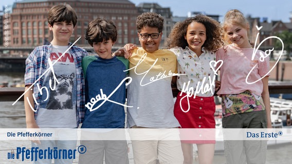 Gruppenbild der neuen Pfefferkörner mit Unterschriften: Tibet als Jules, Noah als Piet, Mathieu als Kofi, Josefine als Taara und Ida als Malin. © NDR/Letterbox 