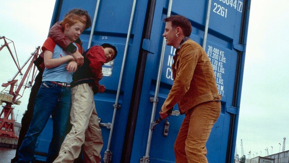 Johanna und Panda werden von den Dieben in den Container gezerrt. © NDR/Letterbox 