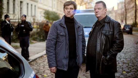 Kommissar Michael Lehmann (Peter Schneider) und Kommissar Henry Koitzsch (Peter Kurth) am Tatort. © MDR/filmpool fiction/Felix Abraham 