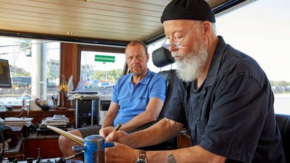 Auf der MS Seestern: Reinhard Bielefelder (Bill Mockridge, r.) befragt Jürgen Wimmer (Hanns Jörg Krumpholz, l.) zu dem toten Matrosen Wojtech. © ARD/Kai Schulz 