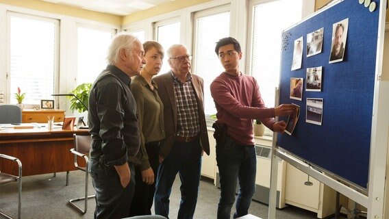 Die Ermittler rekapitulieren die Fakten im Fall Fossi: (v.l.n.r.) Edwin Bremer (Tilo Prückner), Vicky Adam (Katja Danowski), Günter Hoffmann (Peter Lerchbaumer), Hui Ko (Aaron Le). © NDR/ARD/Kai Schulz 