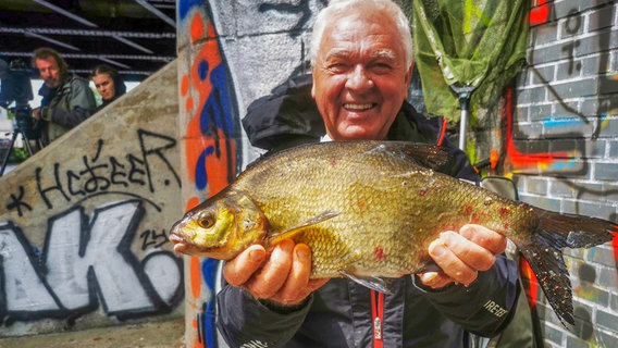 Bille Brassen! Streetfishing an der Bille in Hamburg © NDR/Heinz Gallling 