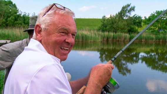 Angel-Europameister Horst Hennings freut sich. Ein Aal hat gebissen. © NDR 