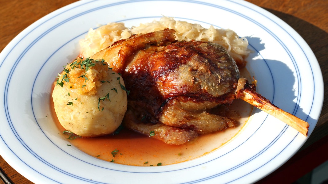 Gänsebraten mit Klößen, Rotwein-Soße, Sauerkraut oder Rotkohl | NDR.de ...