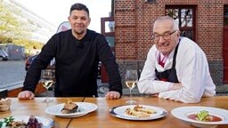 Ein Gipfeltreffen kulinarischer Schwergewichte: Rainer Sass schwingt gemeinsam mit Tim Mälzer die Kochlöffel.