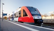 Ein Zug der Nordbahn steht in einem Bahnhof. © NBE nordbahn Eisenbahngesellschaft mbH & Co. KG 