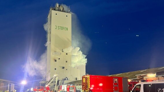 Aus einem Silo dringt Rauch. © Jochen Dominicus Foto: Jochen Dominicus