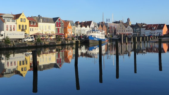 Der Hafen von Husum mit Blick auf die Stadt. © Veronika Wüst Foto: Veronika Wüst