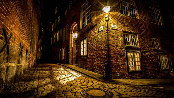 Ein Lichtspiel am Lübecker Figurentheater in einer kalten Februar-Nacht. © Alex Berkenthien Foto: Alex Berkenthien