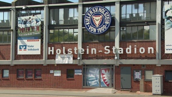 Das Holstein-Stadion in Kiel ist mit dem Logo des Vereins und der darunter stehenden Schrift "Holstein-Stadion" zu sehen. © NDR Foto: NDR