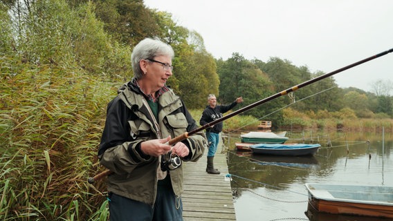 Der ASV Petri Heil e.V. angelt am Niehuuser See. © NDR Foto: Paul Wessels