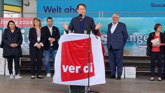 Karl Lauterbach (SPD) spricht auf der Gesundheitsministerkonferenz in Travemünde. © NDR Foto: Julian Marxen