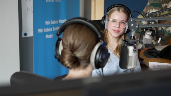 Zwei Mädchen sitzen in einem Hörfunkstudio und zeichnen etwas auf. © NDR Foto: Christoph Klipp