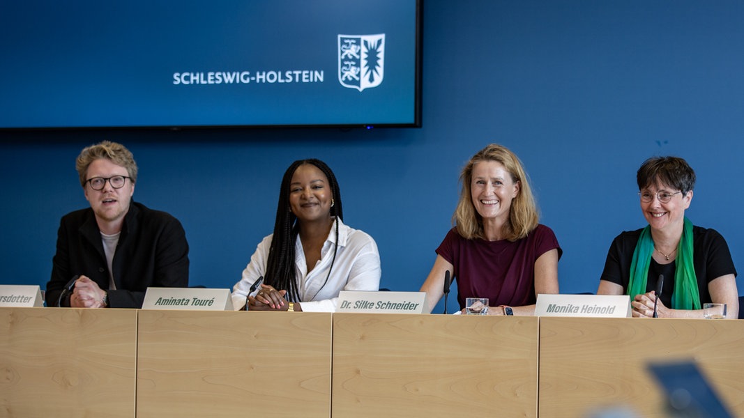Lasse Petersdotter, Aminata Touré, Silke Schneider und Monika Heinold bei einer Pressekonferenz