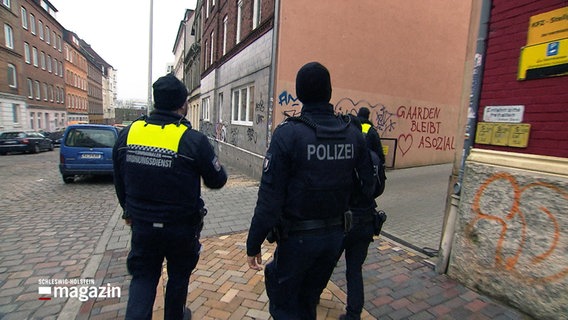 Drei Mitarbeiter des kommunalen Ordnungsdienstes sind im Kieler Stadtteil Gaarden unterwegs. © NDR 