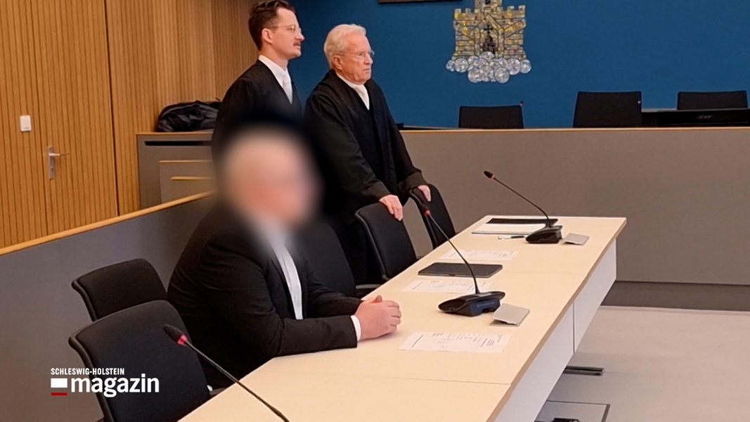 Ein wegen Kindesmissbrauchs angeklagter Ex-Staatsanwalt sitzt in einem Gerichtssaal des Lübecker Landgerichts.