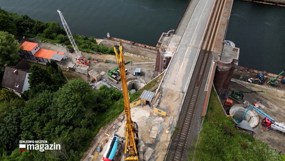 Eine Drohnenaufnahme zeigt die Baustelle an der Levensauer Hochbrücke über den NOK. © NDR 