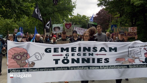 Menschen Demonstrieren gegen Tönnies in Kellinghusen. © NDR 