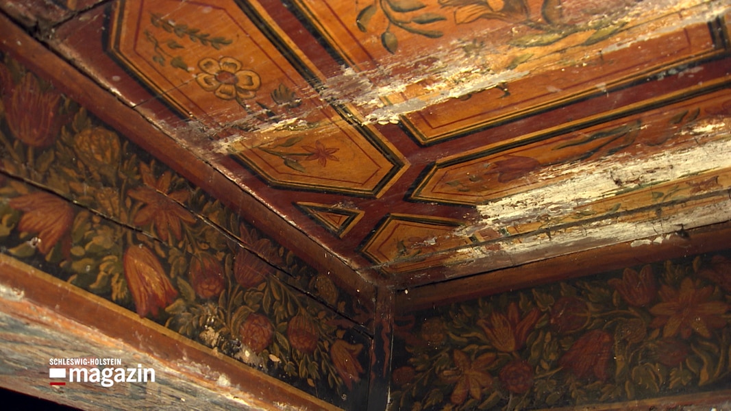 Alte Deckenmalerei ist in einem historischen Haus in Lübeck zu sehen. 