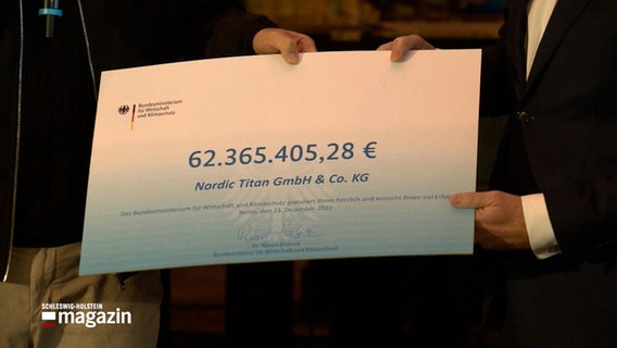 Eine Summe von 62.365.405 Euro steht auf einem symbolischen Förderbescheid vom Bund für die FSG. © NDR 