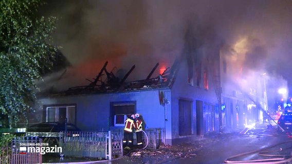 Feuerwehrleute löschen einen Brand in Wesselburen bei Nacht. © WestKüsten-News 