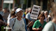 Eine Dame mit deinem Plakat auf dem "Omas gegen Rechts" steht, demonstriert in Husum. © NDR 