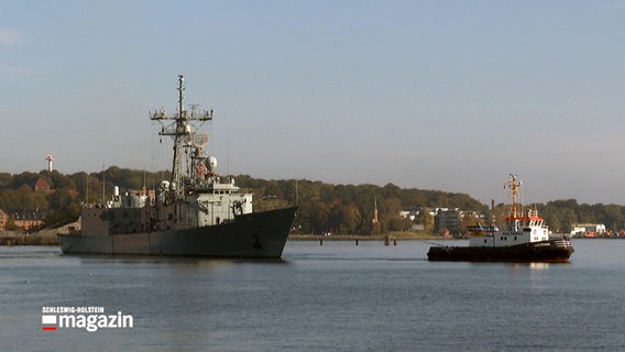 Ein Schlepper zieht ein Marineschiff aus dem Hafen des Marinestützpunktes in Kiel. © NDR 