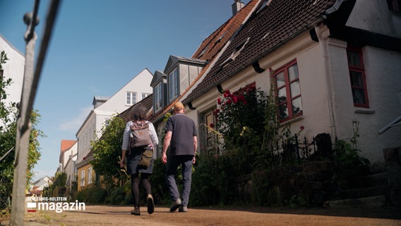 Eine Frau und ein Mann gehen durch eine Gasse im Flensburger Kapitänsviertel © NDR 