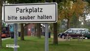 Ein Hinweisschild mit dem Schriftzug "Parkplatz bitte sauber halten" steht an der Zufahrt zu einem Rastplatz. © NDR 