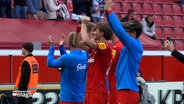 Spieler von Holstein Kiel winken den Fans nach einem Spiel zu. © NDR 