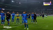 Spieler von Holstein Kiel und ihr Trainer Marcel Rapp stehen auf dem Fußballfeld bei Werder Bremen. © NDR 