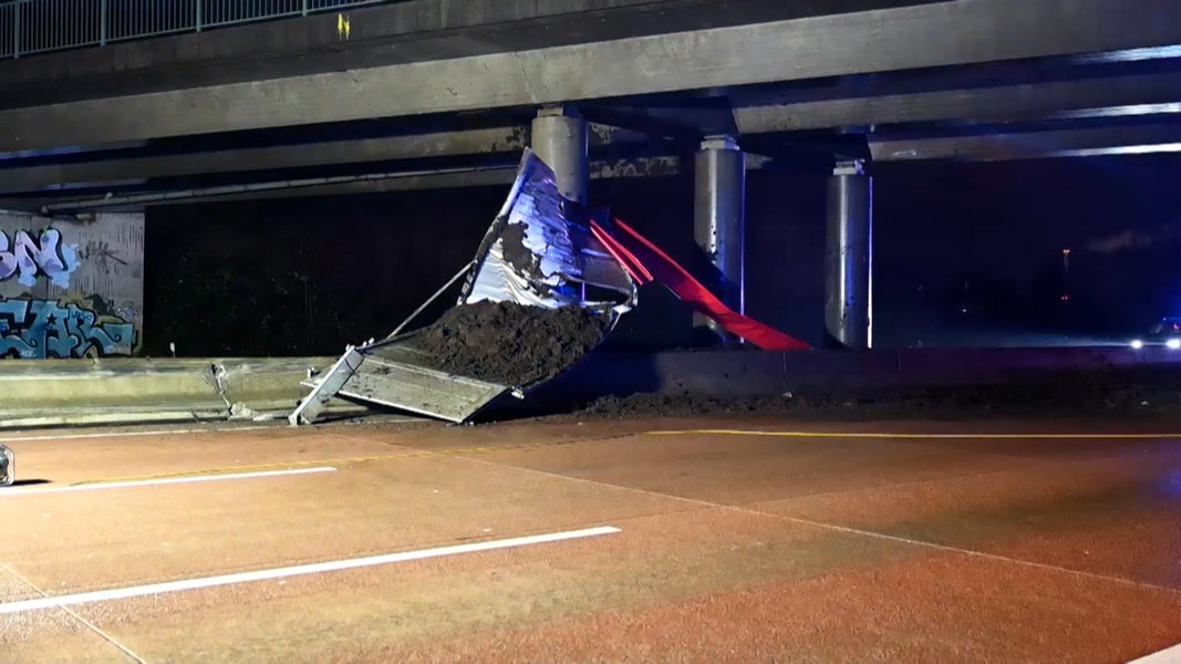 Lkw fährt auf A1 gegen Brückenpfeiler