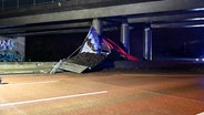 Eine Unfallstelle an einem Brückenpfeiler auf der A1. © NDR 