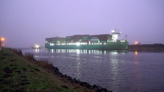 Das französische Containerschiff "Eco Levant" steht im Nord-Ostsee-Kanal und wird freigeschleppt. © Daniel Friederichs Foto: Daniel Friederichs