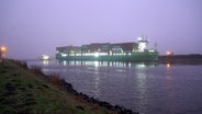 Das französische Containerschiff "Eco Levant" steht im Nord-Ostsee-Kanal und wird freigeschleppt. © Daniel Friederichs Foto: Daniel Friederichs