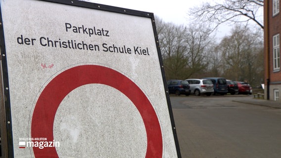 Ein Hinweisschild kennzeichnet den Parkplatz der Christlichen Schule in Kiel. © NDR 