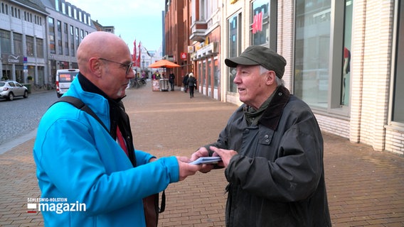 AfD-Spitzenkandidat Kleinschmidt spricht mit einem Passanten in Husum. © NDR 